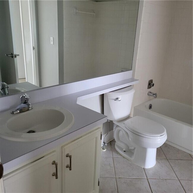 Building Photo - 62 Rumson Ct