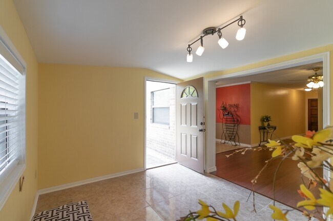 Building Photo - Charming 3 bedroom 2 bath home available soon!!