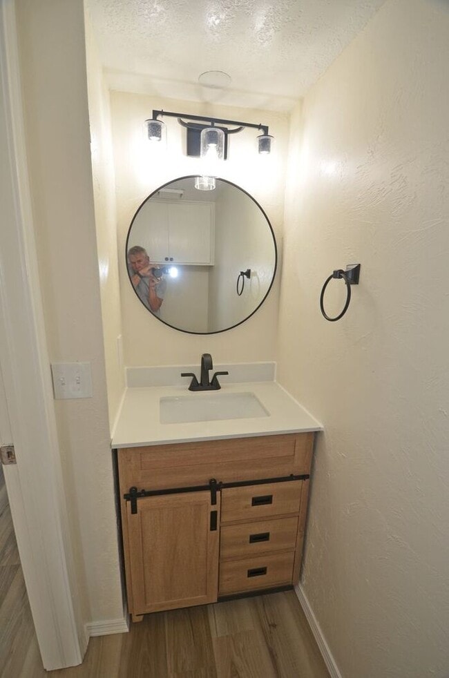 Building Photo - 2 BED 1.5 BATH TOWNHOUSE -WARR ACRES