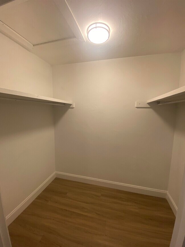 Building Photo - 1530 Live Oak Dr