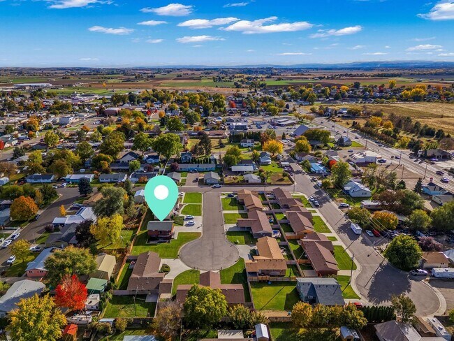 Building Photo - Furnished, Large Luxurious home complete with Washer and Dryer! Large Patio area.