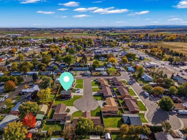 Building Photo - Large Luxury home complete with Washer and Dryer! Large Patio area.