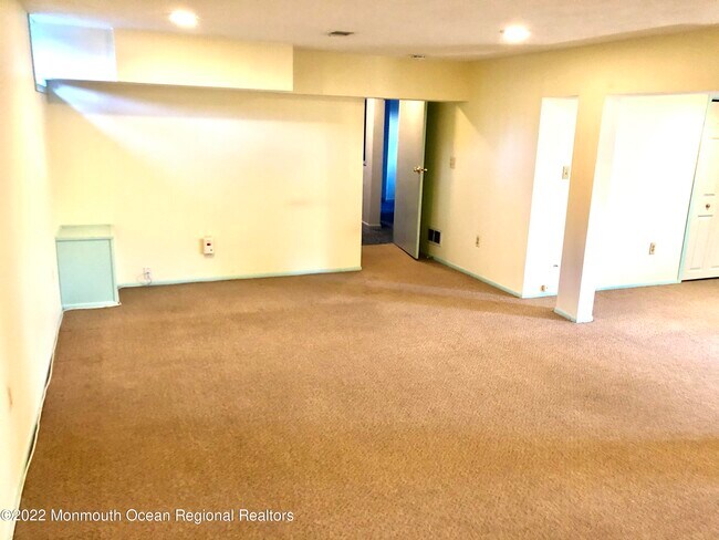 Building Photo - 34 Hendrickson Pl