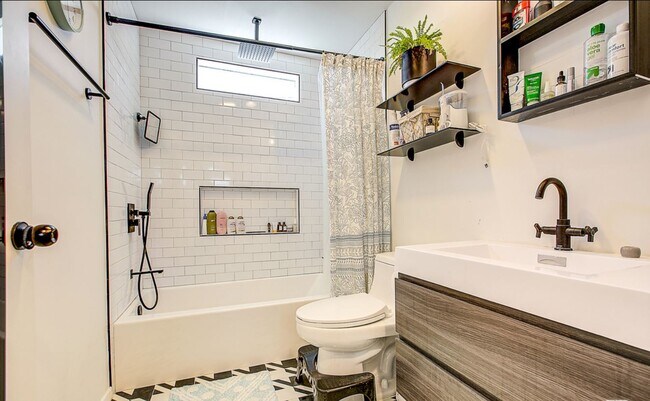 Ensuite bathroom - 663 Micheltorena St