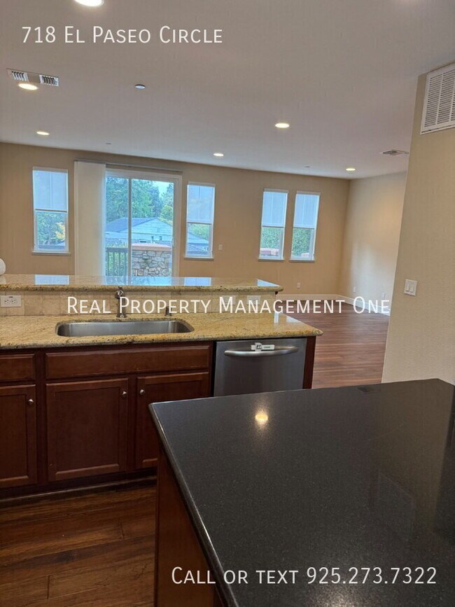 Building Photo - 718 El Paseo Cir