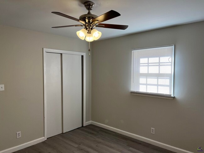 Building Photo - 4075 Meadowbrook Dr