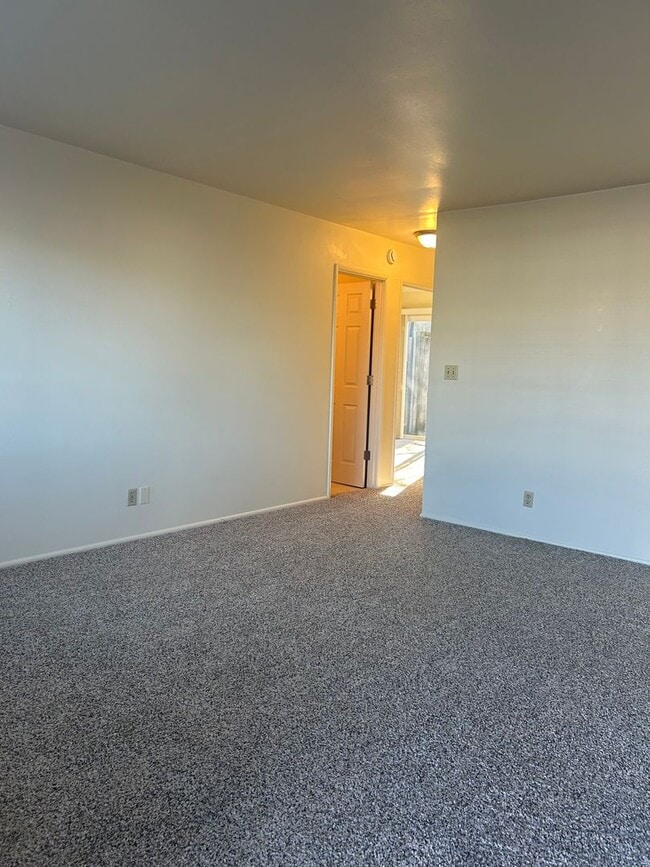 Building Photo - (964) 1 Bedroom / 1 Bathroom - Under New Management! **MOVE-IN SPECIAL**