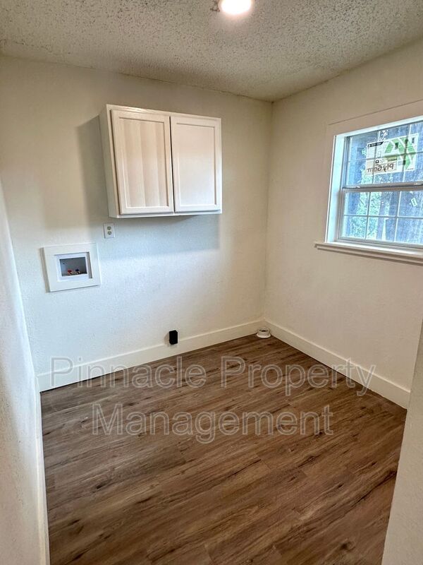 Building Photo - 717 E Harris Ave