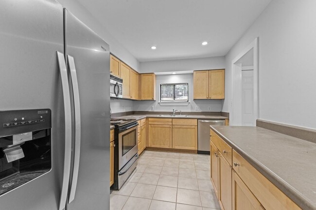 Building Photo - AVAILABLE NOW - Updated 2 Bedroom Duplex w...