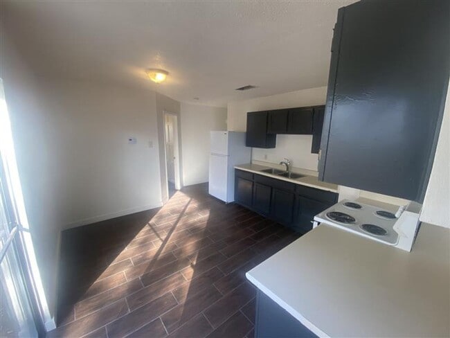 Building Photo - Spacious 3/2 duplex with a garage