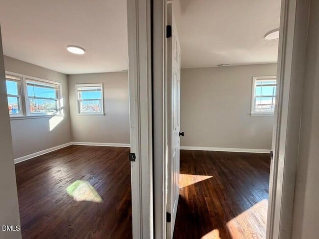 Building Photo - 910 E Divine St