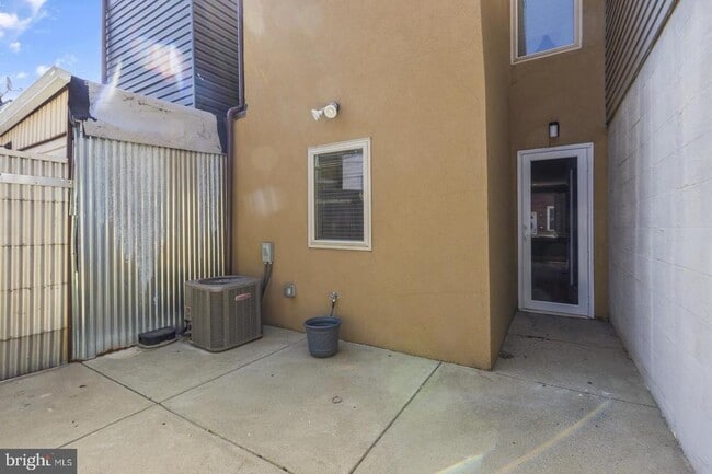 Building Photo - 313 Mercy St