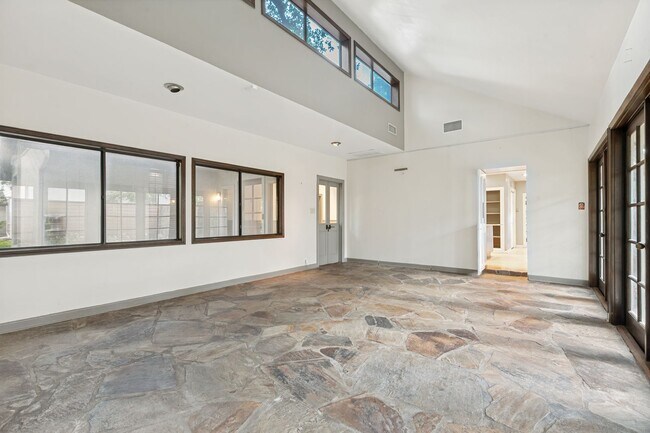 Building Photo - BEAUTIFUL 4-BEDROOM HOME IN ALAMO HEIGHTS