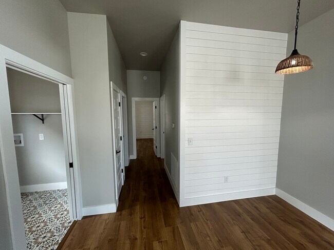 Building Photo - 211 Auttie Cir