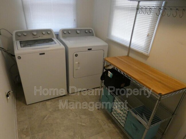 Building Photo - 930 Bryant Ave