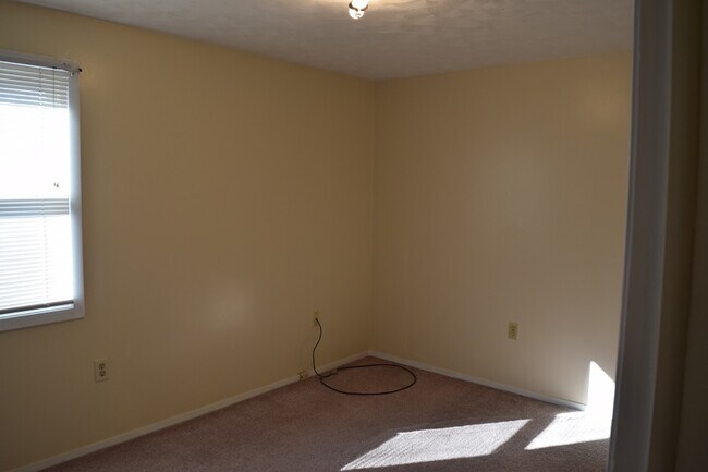Building Photo - 104 Longmeadow Ln