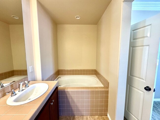 Building Photo - 2 bedroom, plus loft Townhouse in Turtle R...