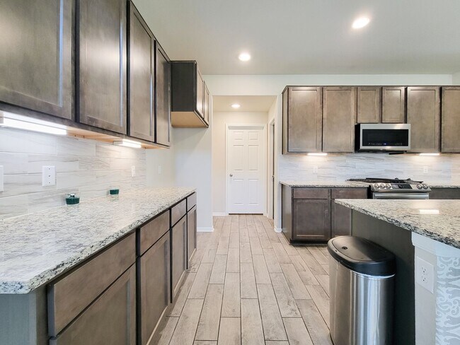 Building Photo - Live comfortably in this stunning Lake Rid...