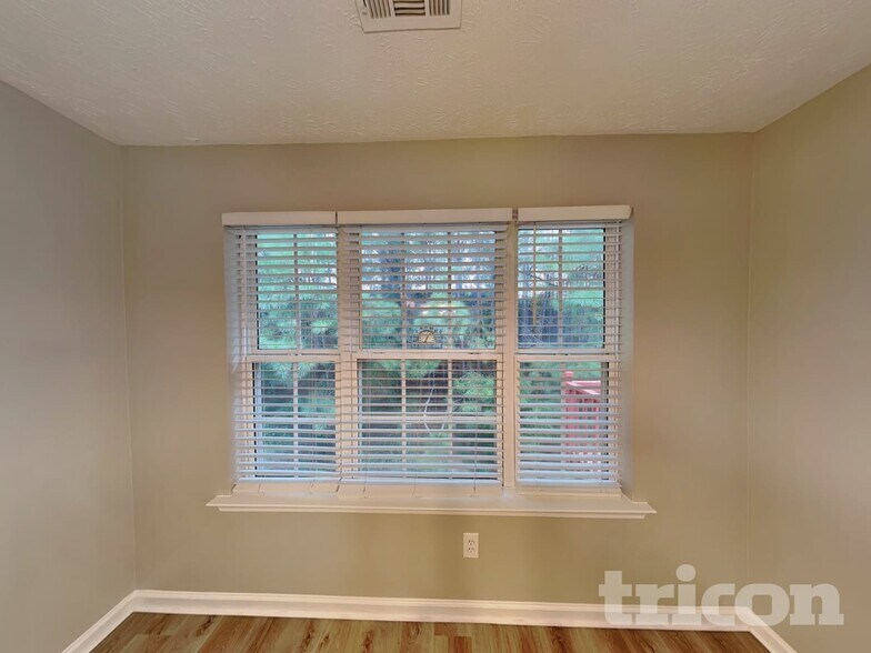 Building Photo - 1420 Buckingham Pl