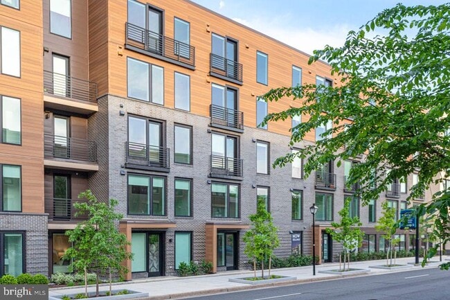 Building Photo - 701 N Henry St