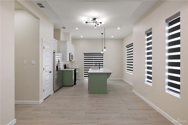 Building Photo - 17 Notre Dame Ave