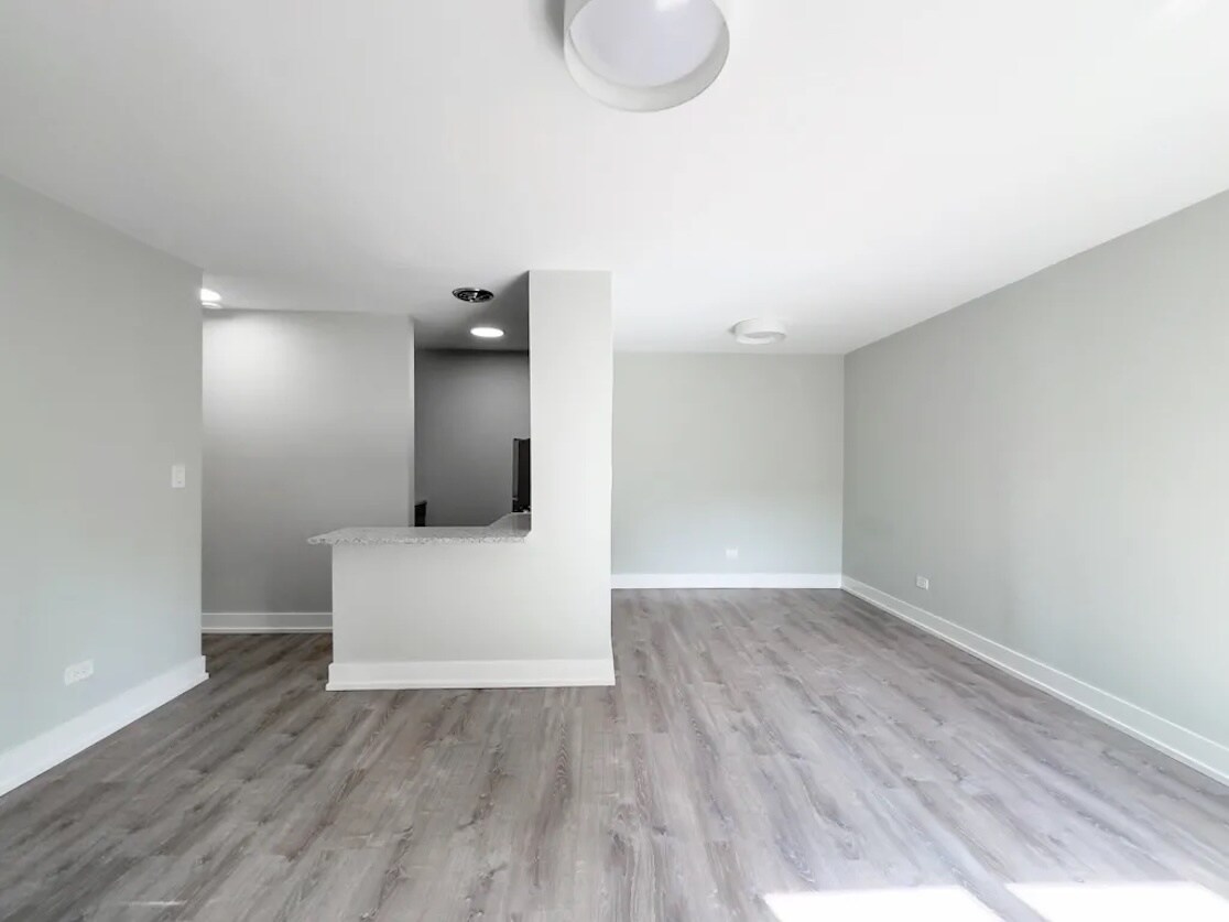 Building Photo - 454 W Barry Ave