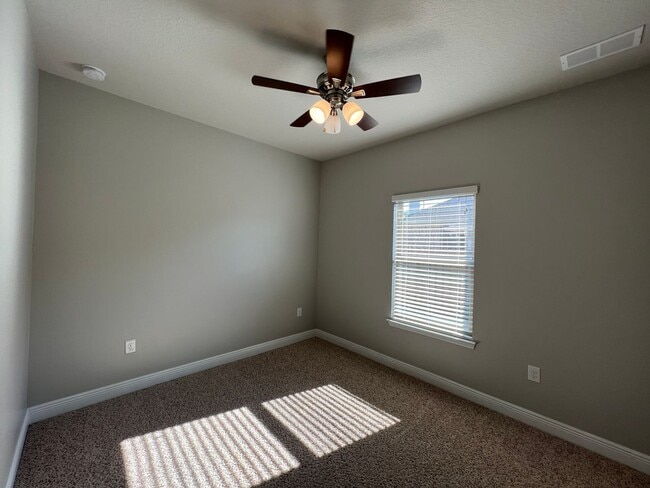 Building Photo - Gorgeous 5 Bedrooms