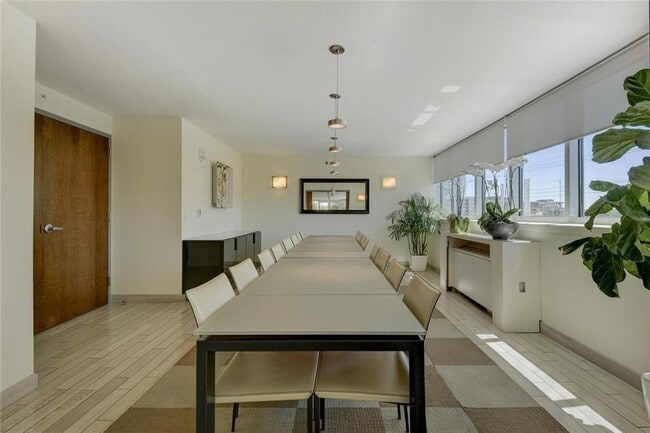 Building Photo - 300 Bowie St