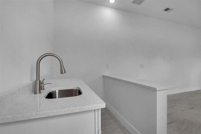 Building Photo - 1221 SW 5th St