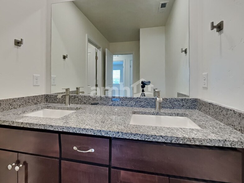 Building Photo - 5043 W Milliron Dr