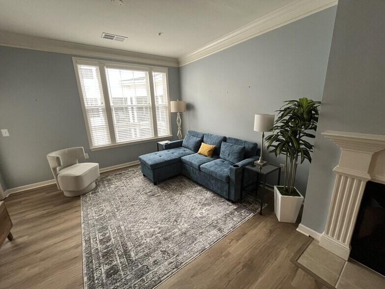 LR, with pull out sofa bed - 27 Booth St