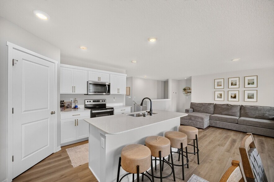 large island with seating - 1080 Bel Aire Ct