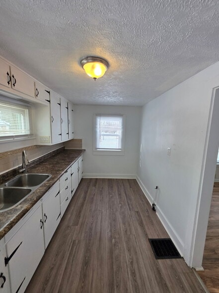 Building Photo - 825 Garfield Ave