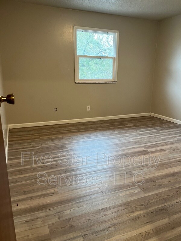 Building Photo - 205 W Allen St