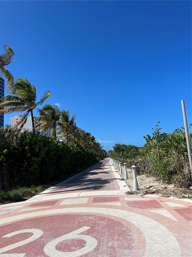 Building Photo - 2555 Collins Ave