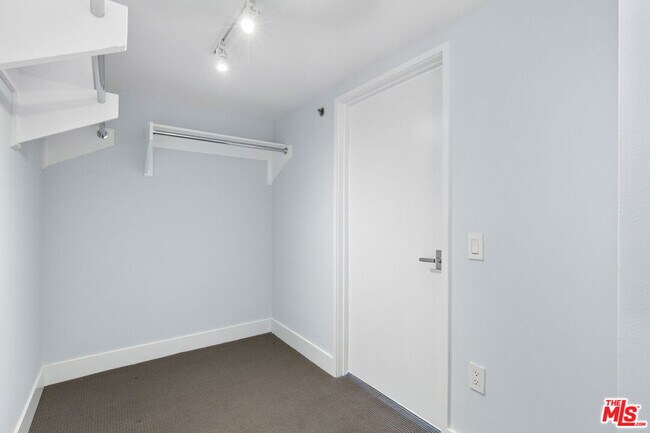 Building Photo - 13650 Marina Pointe Dr