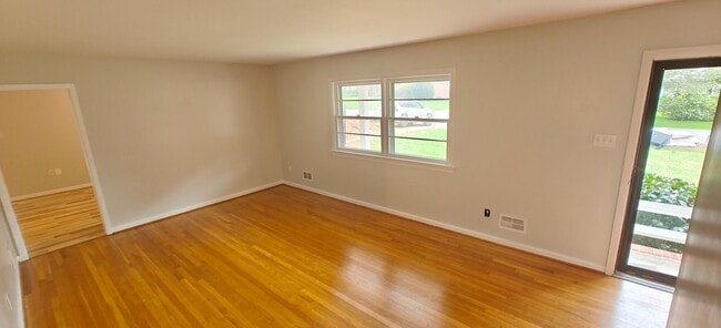 Building Photo - Walk to the river from this convenient rancher near Willow Oaks