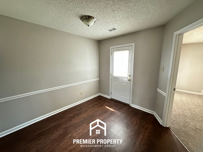 Building Photo - Beautiful 3BR/2BA Near Southwind | Soaring Vaulted Ceilings, Fireplace & Quiet Cove