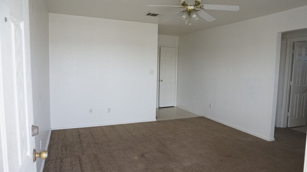 Building Photo - 3301 Hereford Ln