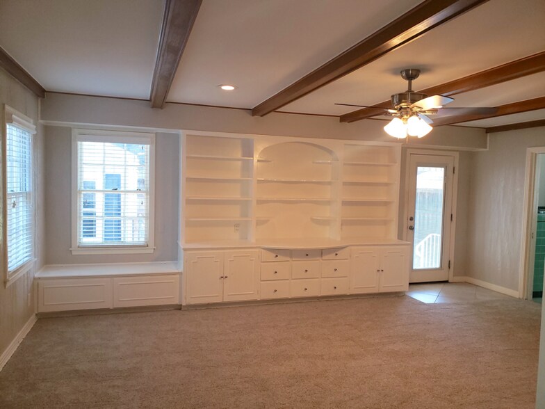 Building Photo - 2410 Clarinda Ave