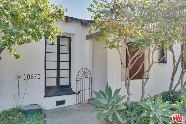 Building Photo - 10870 Wellworth Ave