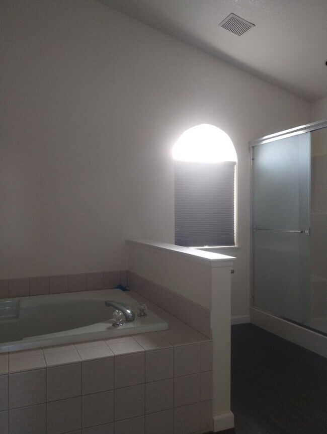 Building Photo - Executive Style Pet Friendly home