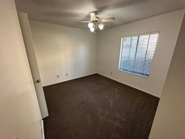 Building Photo - Lovely 3 Bedroom Townhome!