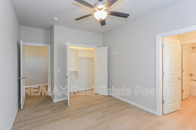 Building Photo - 1401 SW Poigai Wy