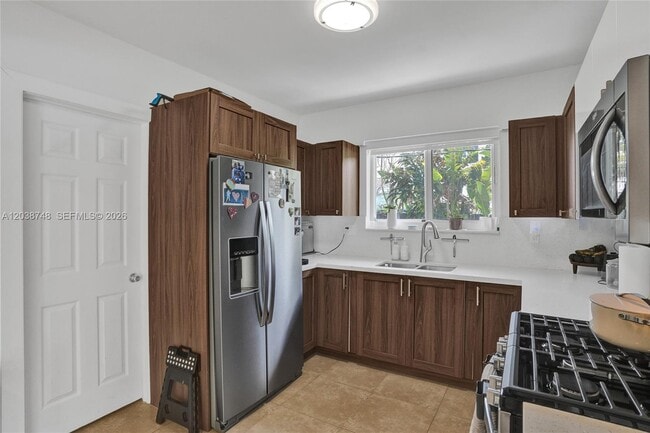 Building Photo - 2025 Alamanda Dr