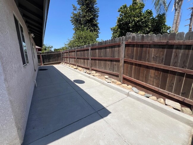 Building Photo - 995 Vineyard Way