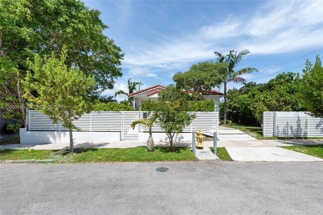 Building Photo - 1450 SW 20th Ave