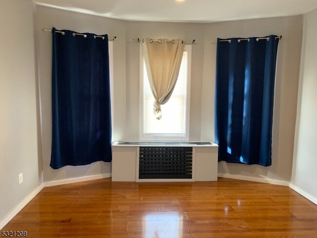 Building Photo - 214 21st St