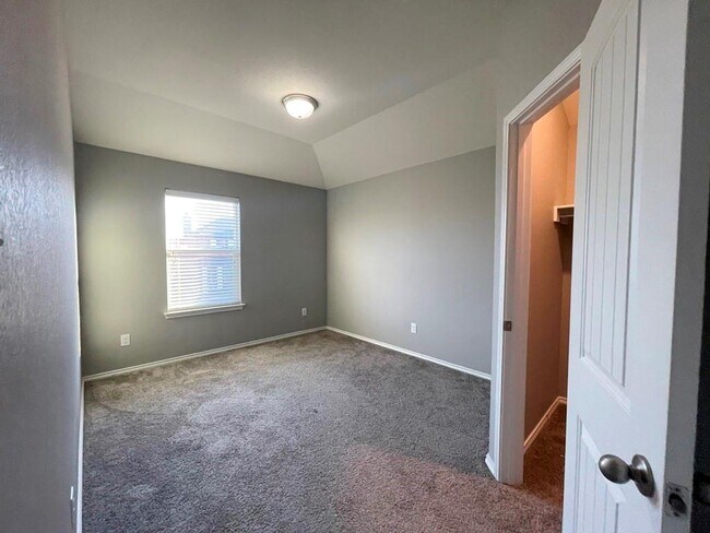 Building Photo - 16612 Brogan Ln