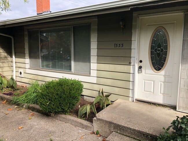 Building Photo - Updated 3 bedroom 1 1/2 bath home with a l...